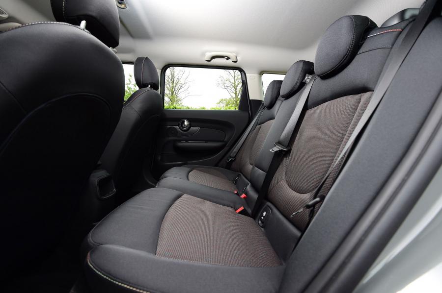 Интерьер Mini Cooper Clubman Black Pack 2017 года  (фото 9 из 18)